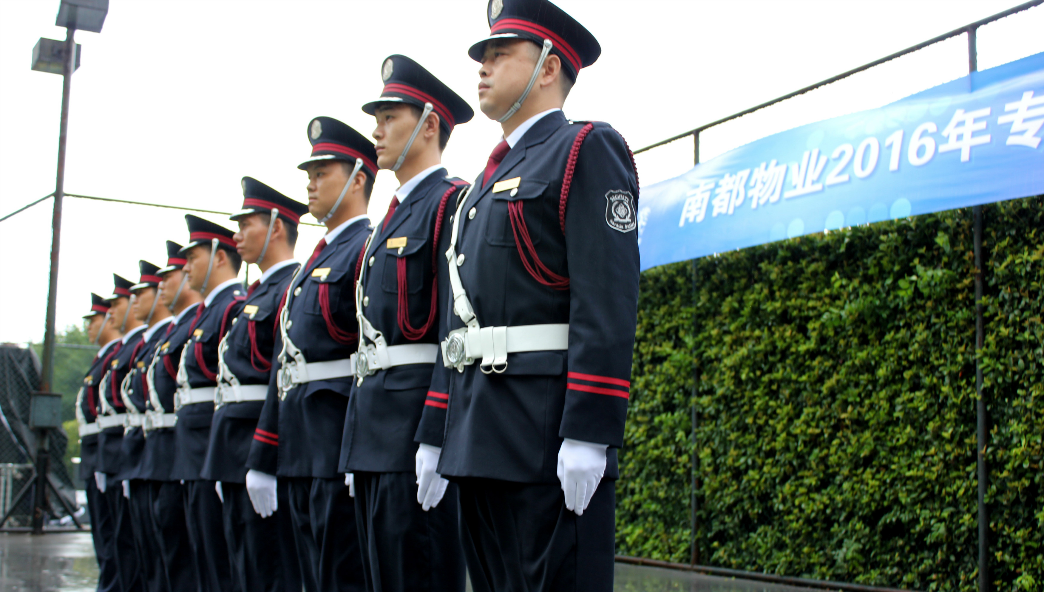 风雨中显身手，为国庆献礼