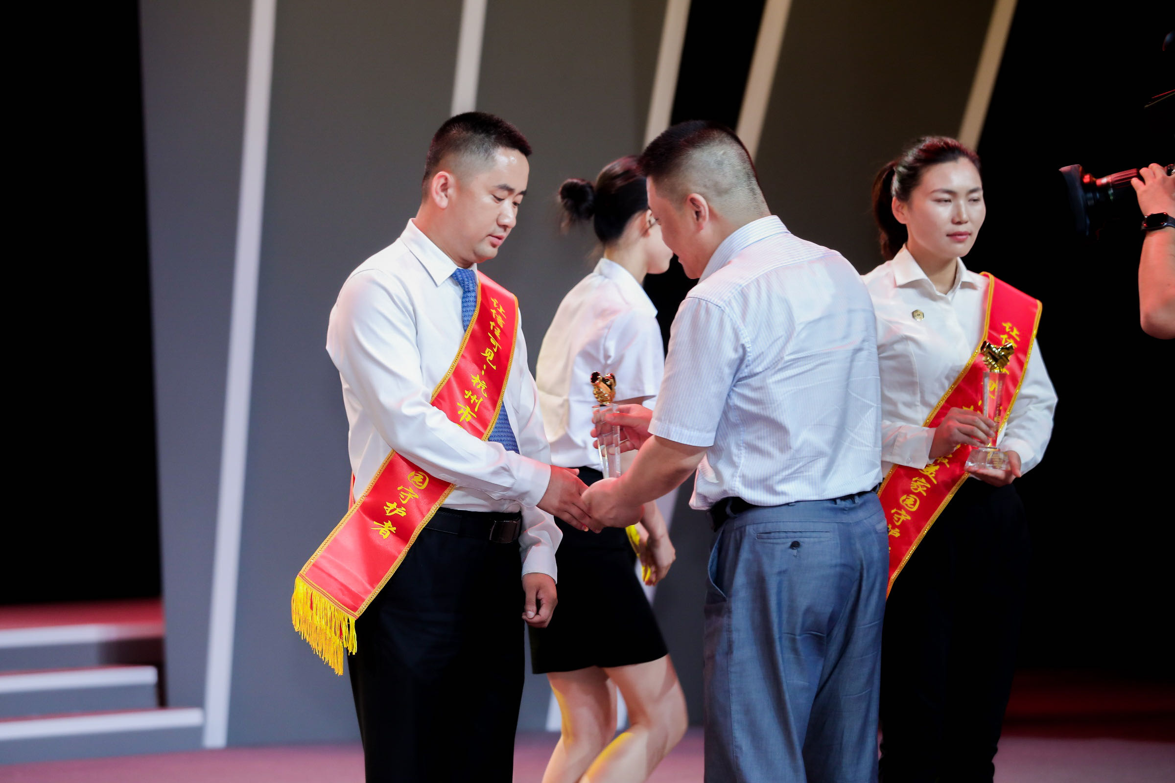 让信任可见|918博天堂物业人刘亮获评杭州市“最美家园守护者”